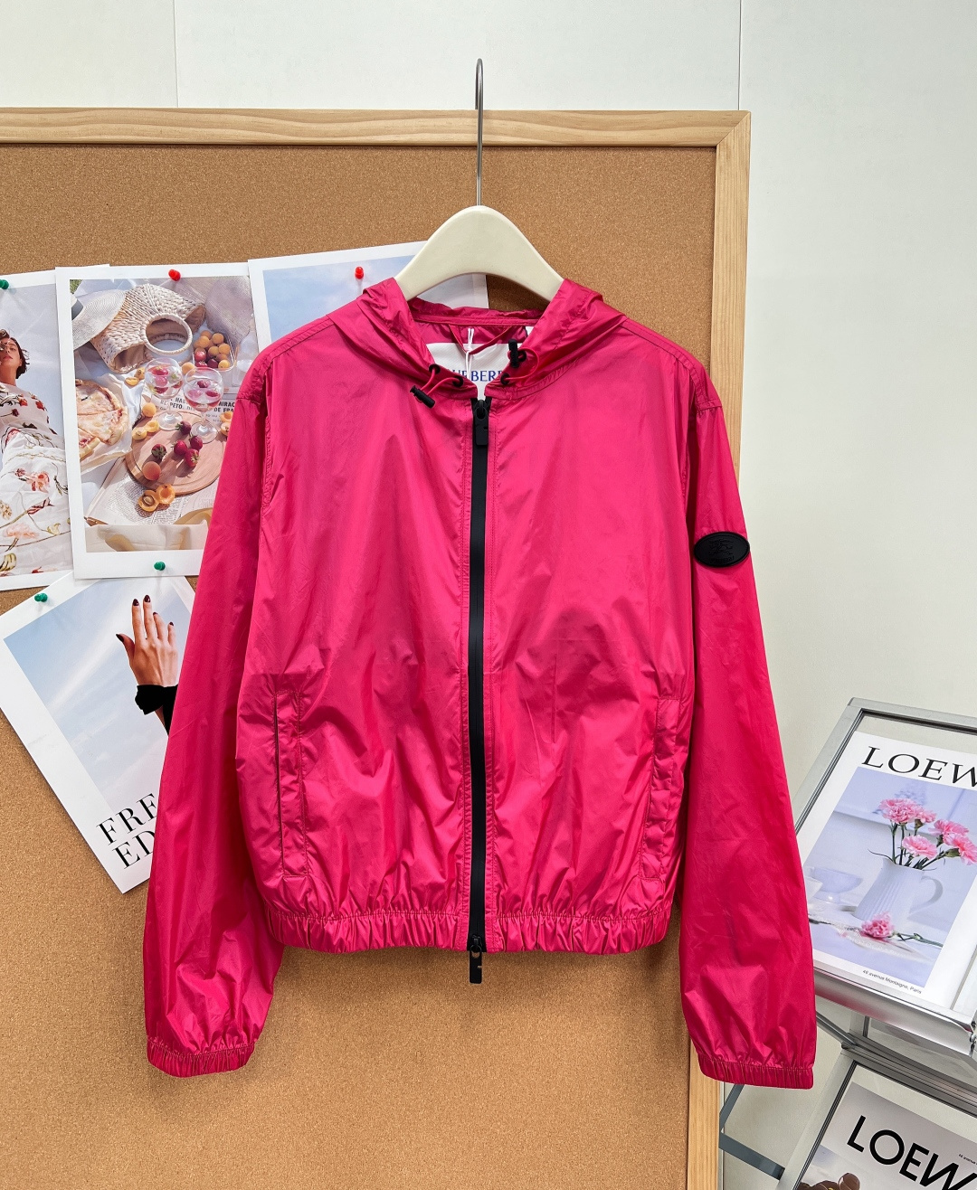 🆕 BURBERRY 新款战马连帽防晒外套，尼龙面料制成，设计有可调式抽绳连帽以及双拉链设计！后背骑士战