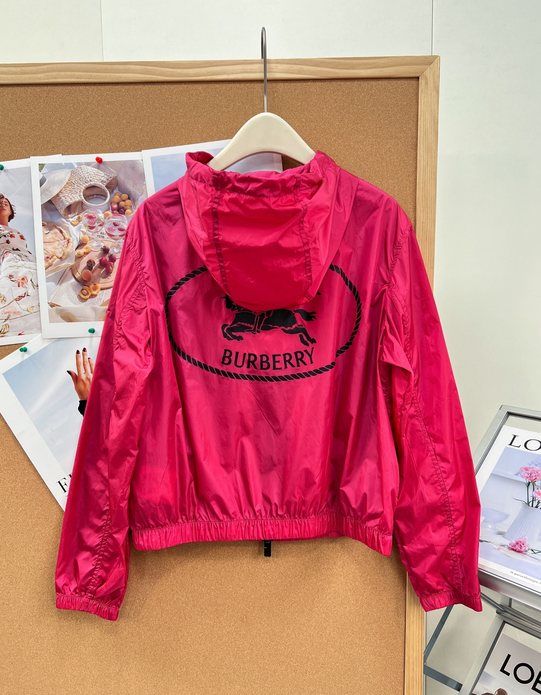 🆕 BURBERRY 新款战马连帽防晒外套，尼龙面料制成，设计有可调式抽绳连帽以及双拉链设计！后背骑士战