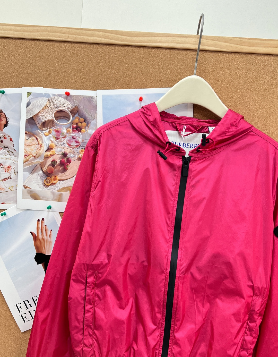 🆕 BURBERRY 新款战马连帽防晒外套，尼龙面料制成，设计有可调式抽绳连帽以及双拉链设计！后背骑士战
