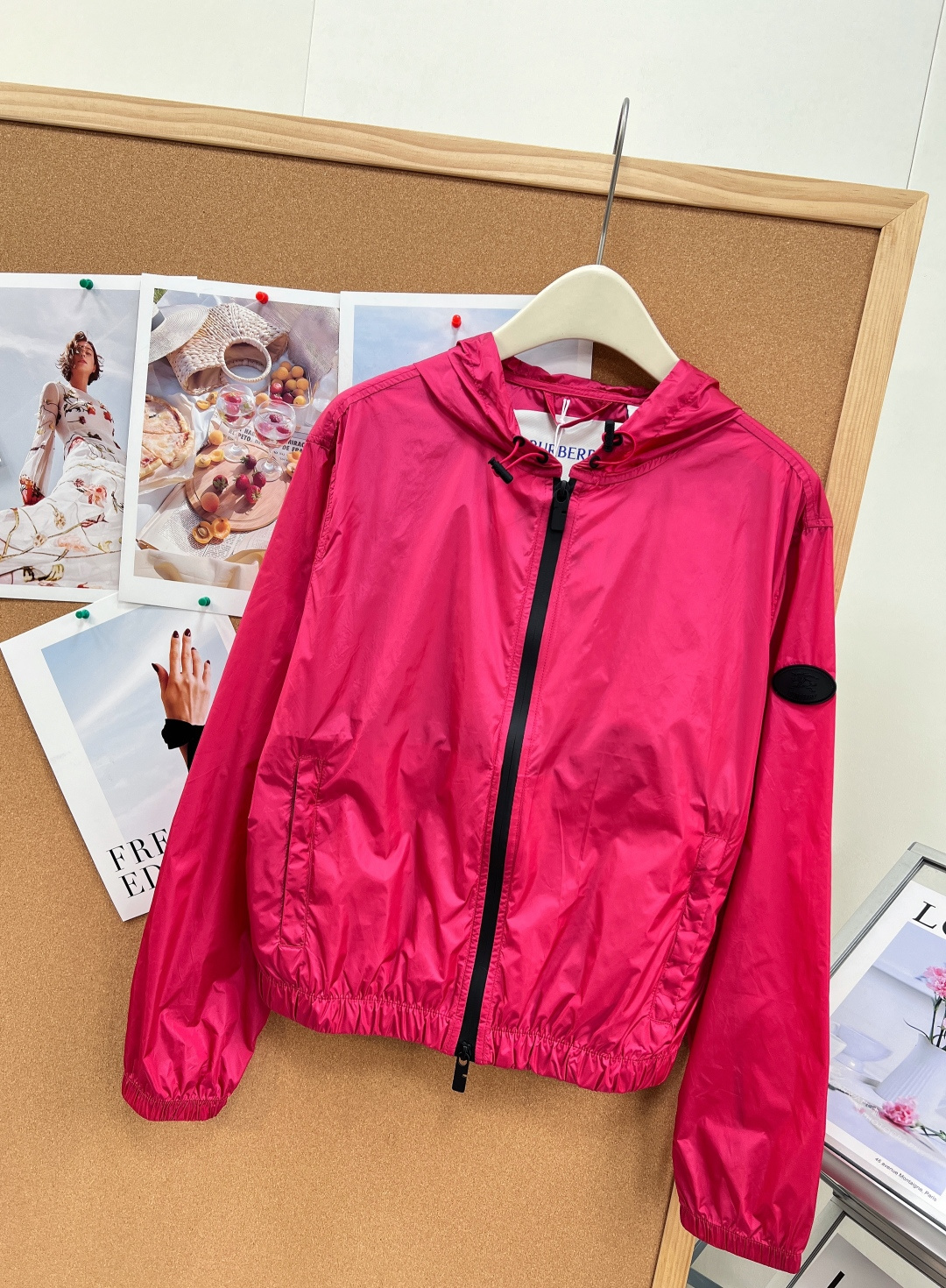 🆕 BURBERRY 新款战马连帽防晒外套，尼龙面料制成，设计有可调式抽绳连帽以及双拉链设计！后背骑士战