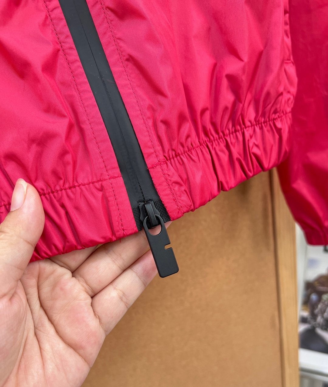 🆕 BURBERRY 新款战马连帽防晒外套，尼龙面料制成，设计有可调式抽绳连帽以及双拉链设计！后背骑士战