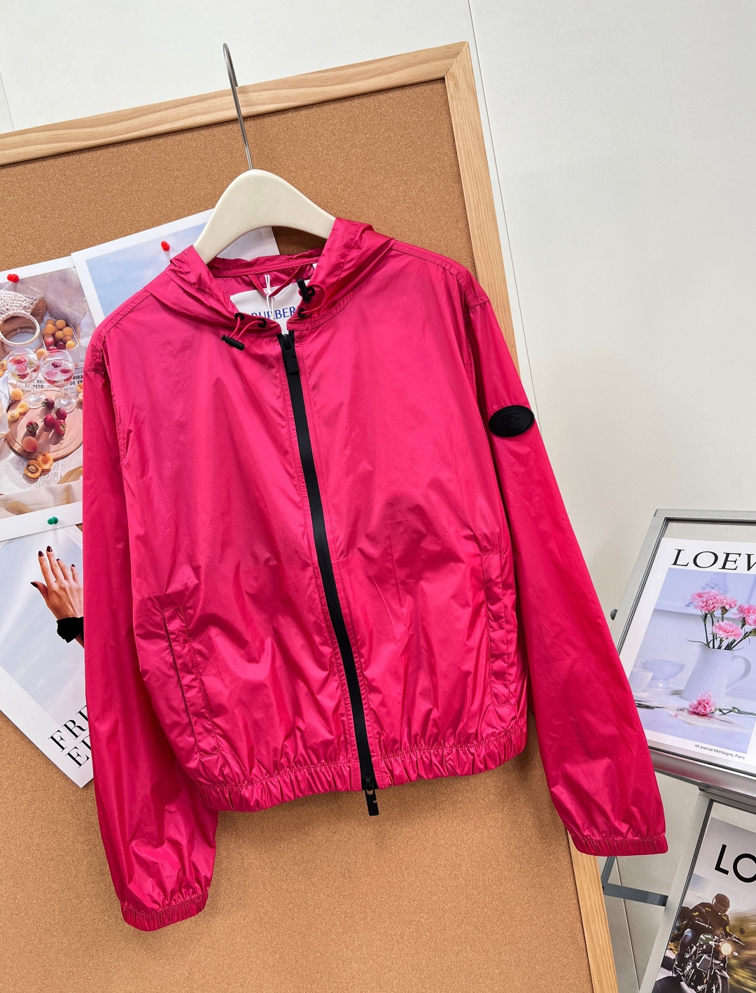 🆕 BURBERRY 新款战马连帽防晒外套，尼龙面料制成，设计有可调式抽绳连帽以及双拉链设计！后背骑士战