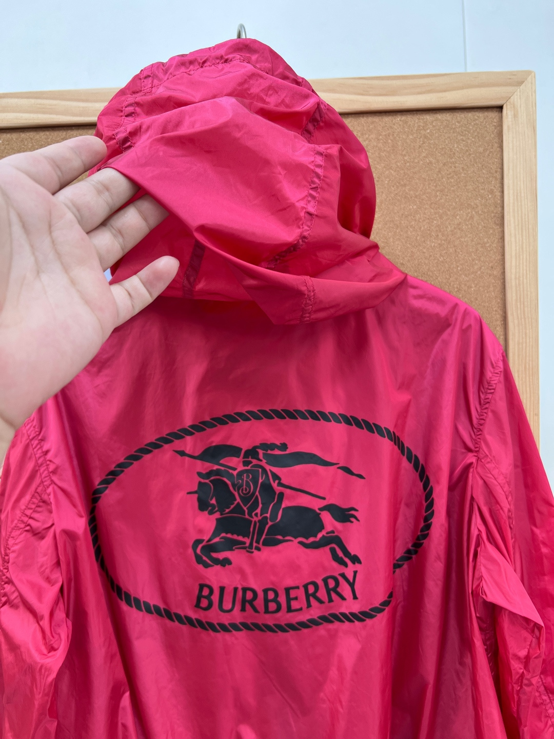 🆕 BURBERRY 新款战马连帽防晒外套，尼龙面料制成，设计有可调式抽绳连帽以及双拉链设计！后背骑士战