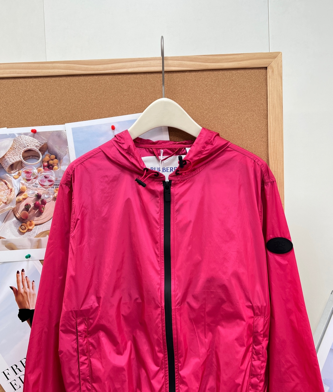 🆕 BURBERRY 新款战马连帽防晒外套，尼龙面料制成，设计有可调式抽绳连帽以及双拉链设计！后背骑士战