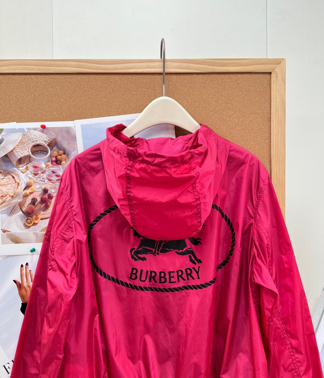 🆕 BURBERRY 新款战马连帽防晒外套，尼龙面料制成，设计有可调式抽绳连帽以及双拉链设计！后背骑士战