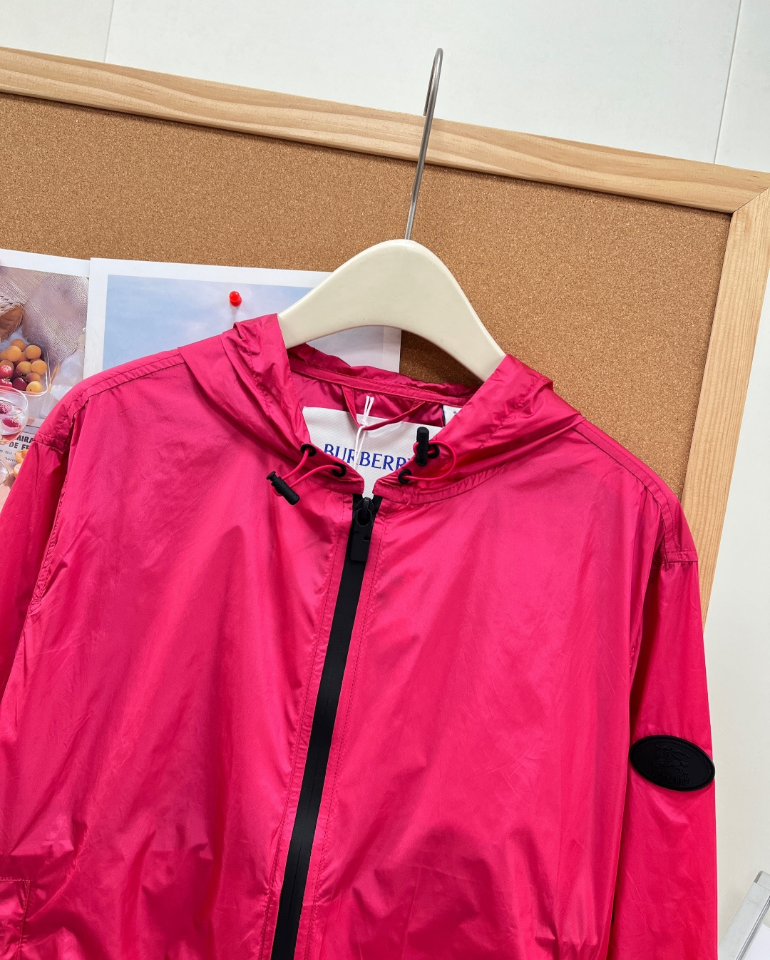 🆕 BURBERRY 新款战马连帽防晒外套，尼龙面料制成，设计有可调式抽绳连帽以及双拉链设计！后背骑士战