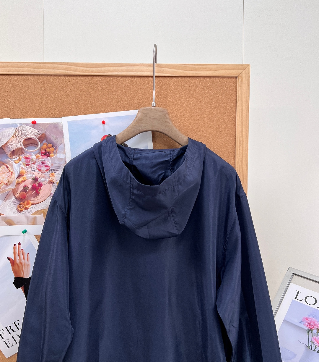 🆕 MIU MIU 薄款尼龙字母藏蓝色防晒外套，原版定制面料轻盈舒适透气质感超赞 经典连帽百搭版型减龄少