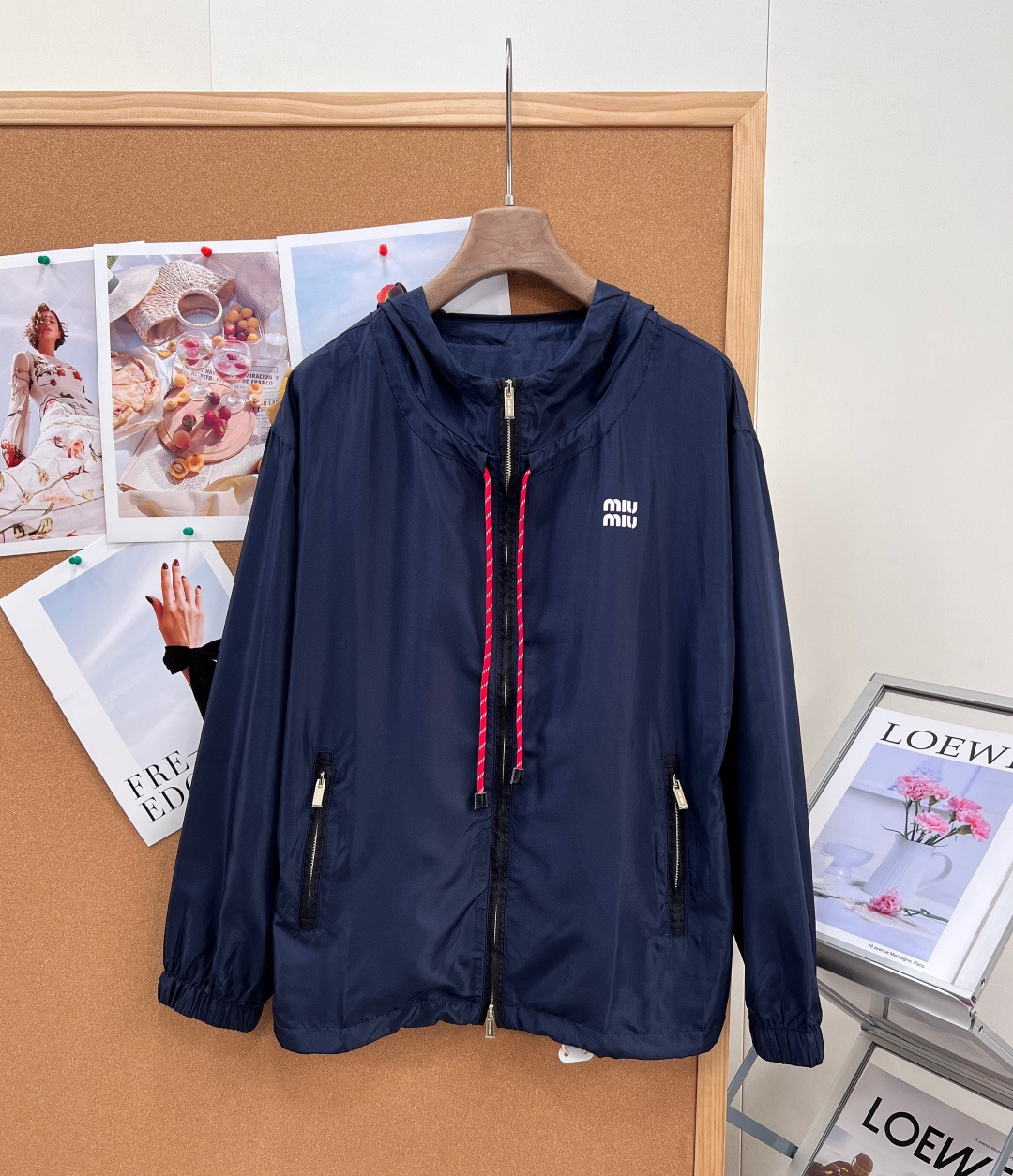 NO:923276,MIU MIU Thin nylon monogram navy blue sun protection jacket, the original custom-made fabric is light, comfortable, breathable and has a great texture. Classic hooded and versatile version to reduce age. The jacket is mid-length, loose version. The texture is crisp and stylish. The upper body is comfortable and breathable. Decorated with three-dimensional letter decoration on the hem. The pockets are leather-wrapped with contrasting colors. The drawstring adjusts and echoes. It is high-profile and fashionable. It can be worn in a complete set to reduce age. It is versatile and not attractive. Don’t miss out on the beautiful upper body!  Summer wear is casual and lazy, the retro color design is simple and unique, and it is very wearable!  All three standards are complete, and the goods will be shipped in large quantities!  Size sml code,,miumiu,jackets & coats,hats,19860909MIU MIU 薄款尼龙字母藏蓝色防晒外套,原版定制面料轻盈舒适透气质感超赞 经典连帽百搭版型减龄少女风 外套中长款,宽松版型 质感挺括有型 上身舒适透气 饰以下摆立体字母装饰 口袋皮革包边撞色 抽绳调节呼应 高调时髦 成套出街洋气减龄 百搭不挑人 上身美的不要不要的！ 夏日穿搭随性慵懒感 复古配色设计风格简约独特 实穿性很好！三标齐全,大货出！ 尺码sml 编码,,miumiu,jackets & coats,hats,,Women's clothing