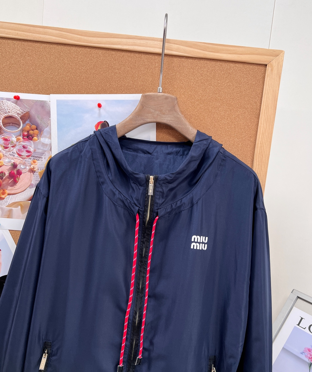 🆕 MIU MIU 薄款尼龙字母藏蓝色防晒外套，原版定制面料轻盈舒适透气质感超赞 经典连帽百搭版型减龄少