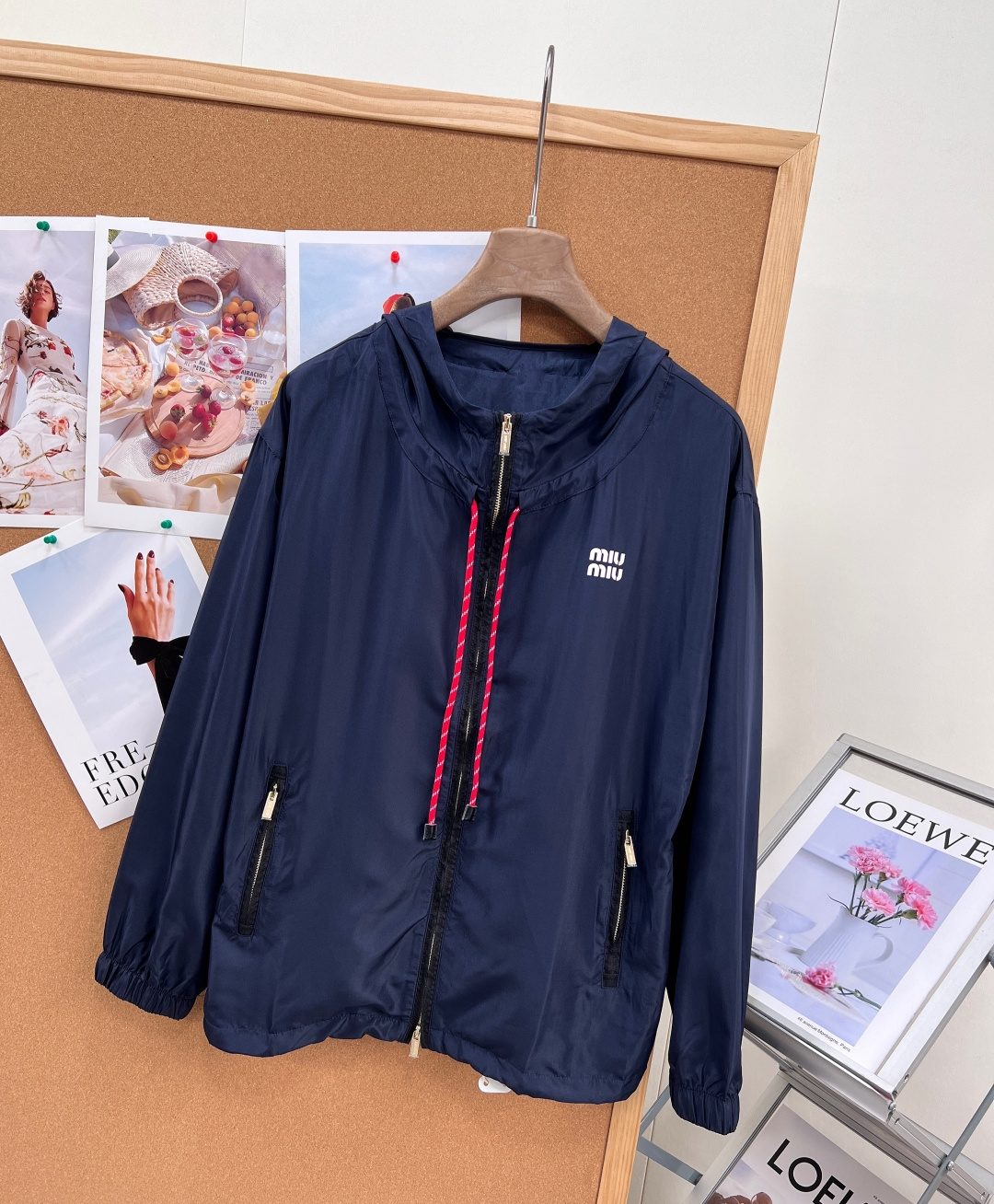 🆕 MIU MIU 薄款尼龙字母藏蓝色防晒外套，原版定制面料轻盈舒适透气质感超赞 经典连帽百搭版型减龄少