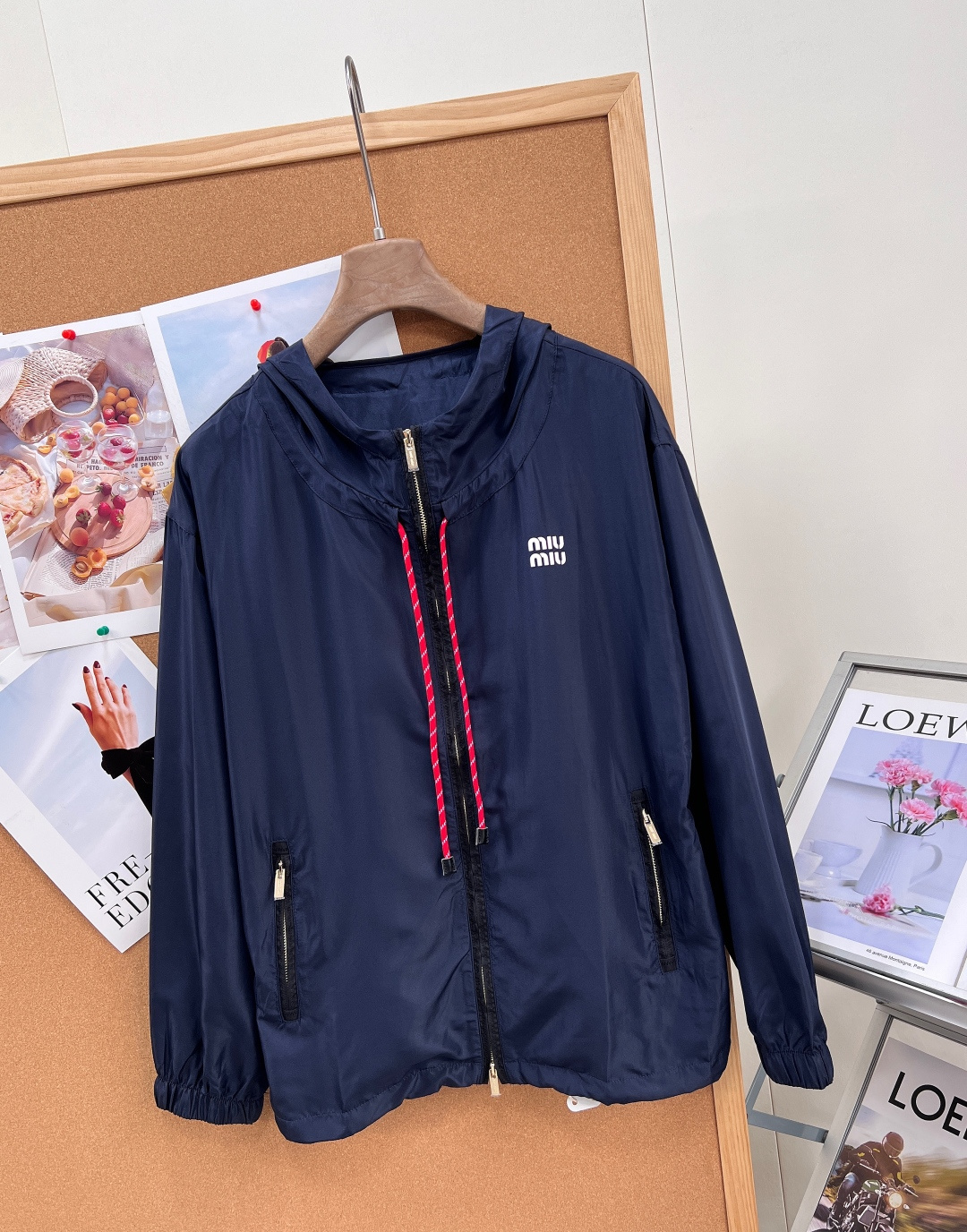 🆕 MIU MIU 薄款尼龙字母藏蓝色防晒外套，原版定制面料轻盈舒适透气质感超赞 经典连帽百搭版型减龄少