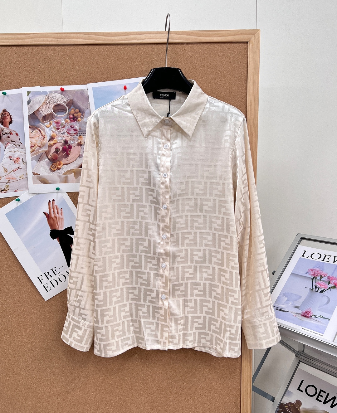 NO:924603,FENDI double F presbyopia jacquard satin shirt, gentle milky apricot color matching, great for skin tone!  The all-printed brand Presbyopia is low-key and luxurious, perfect for wearing alone or as an inner layer. It is a versatile item for commuting and leisure, so you can buy it with your eyes closed!  - Customized heavyweight satin jacquard fabric, all over with dark grained double F presbyopia prints, fine texture with soft light texture, drape, anti-wrinkle, smooth and skin-friendly, breathable and comfortable to wear in all seasons. - Classic lapel long-sleeved shirt style, loose and smooth straight cut, highly tolerant, can modify the body shape, hide the fat on the waist, abdomen and arms, easy to control whether you are tall, short, fat or thin.  - The front row is neatly styled with buttons of the same color, simple and elegant; long sleeve cuffs, neat workmanship, simplicity without unnecessary complicated decorations, and the presbyopia jacquard highlights the brand recognition. - Gentle milky apricot low saturation color, soft and white, low-key and luxurious style. Suitable for suits, knitted vests, jeans, skirts, commuting, travel, and daily wear. - Texture online, versatile and practical, creating simple and high-end urban luxury wear. Complete three standards, large quantities of goods!  size sml code,,fendi,skirts,shirts,business suit,19860909FENDI双F老花提花缎面衬衫,温柔奶杏配色,巨衬肤色！满印品牌老花低调奢华,单穿内搭都绝,通勤休闲万能单品,闭眼入！ -定制重磅缎面提花面料,通体暗纹双F老花满印,肌理细腻自带柔光质感,垂坠抗皱,触感顺滑亲肤,透气舒适四季可穿. -经典翻领长袖衬衫版型,宽松流畅直筒剪裁,包容性强,修饰身形、藏住腰腹手臂赘肉,高矮胖瘦都好驾驭. -前排整齐同色系纽扣,简约大气；加长长袖袖口,做工走线工整,简约无多余繁杂装饰,靠老花提花凸显品牌辨识度. -温柔奶杏低饱和色系,柔和显白,风格低调奢华.搭配西装、针织马甲、牛仔、半裙皆适配,通勤、出游、日常穿搭全能驾驭. -质感在线,百搭实穿,打造简约高级的都市轻奢穿搭.三标齐全,大货出！ 尺码sml 编码,,fendi,skirts,shirts,business suit,,Women's clothing