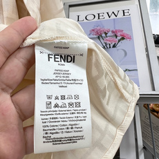 🆕FENDI双F老花提花缎面衬衫,温柔奶杏配色,巨衬肤色!满印品牌老花低调奢华,单穿内搭都绝,通勤休闲万 🆕FENDI双F老花提花缎面衬衫,温柔奶杏配色,巨衬肤色!满印品牌老花低调奢华,单穿内搭都绝,通勤休闲万