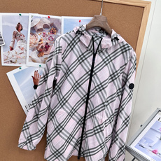 🆕Burberry复古格纹抽绳连帽外套,定制轻薄梭织防风面料,具备防泼水、透气防晒属性,重量轻盈,春夏抵 🆕Burberry复古格纹抽绳连帽外套,定制轻薄梭织防风面料,具备防泼水、透气防晒属性,重量轻盈,春夏抵
