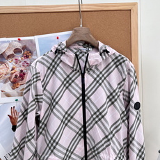 🆕Burberry复古格纹抽绳连帽外套,定制轻薄梭织防风面料,具备防泼水、透气防晒属性,重量轻盈,春夏抵 🆕Burberry复古格纹抽绳连帽外套,定制轻薄梭织防风面料,具备防泼水、透气防晒属性,重量轻盈,春夏抵