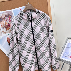 🆕Burberry复古格纹抽绳连帽外套,定制轻薄梭织防风面料,具备防泼水、透气防晒属性,重量轻盈,春夏抵 🆕Burberry复古格纹抽绳连帽外套,定制轻薄梭织防风面料,具备防泼水、透气防晒属性,重量轻盈,春夏抵