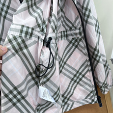 🆕Burberry复古格纹抽绳连帽外套,定制轻薄梭织防风面料,具备防泼水、透气防晒属性,重量轻盈,春夏抵 🆕Burberry复古格纹抽绳连帽外套,定制轻薄梭织防风面料,具备防泼水、透气防晒属性,重量轻盈,春夏抵
