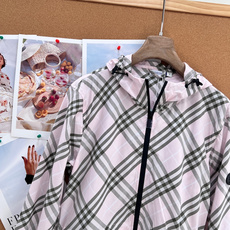 🆕Burberry复古格纹抽绳连帽外套,定制轻薄梭织防风面料,具备防泼水、透气防晒属性,重量轻盈,春夏抵 🆕Burberry复古格纹抽绳连帽外套,定制轻薄梭织防风面料,具备防泼水、透气防晒属性,重量轻盈,春夏抵