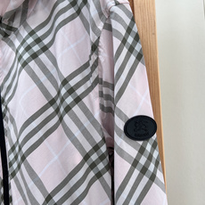 🆕Burberry复古格纹抽绳连帽外套,定制轻薄梭织防风面料,具备防泼水、透气防晒属性,重量轻盈,春夏抵 🆕Burberry复古格纹抽绳连帽外套,定制轻薄梭织防风面料,具备防泼水、透气防晒属性,重量轻盈,春夏抵