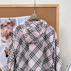 🆕Burberry复古格纹抽绳连帽外套,定制轻薄梭织防风面料,具备防泼水、透气防晒属性,重量轻盈,春夏抵 🆕Burberry复古格纹抽绳连帽外套,定制轻薄梭织防风面料,具备防泼水、透气防晒属性,重量轻盈,春夏抵