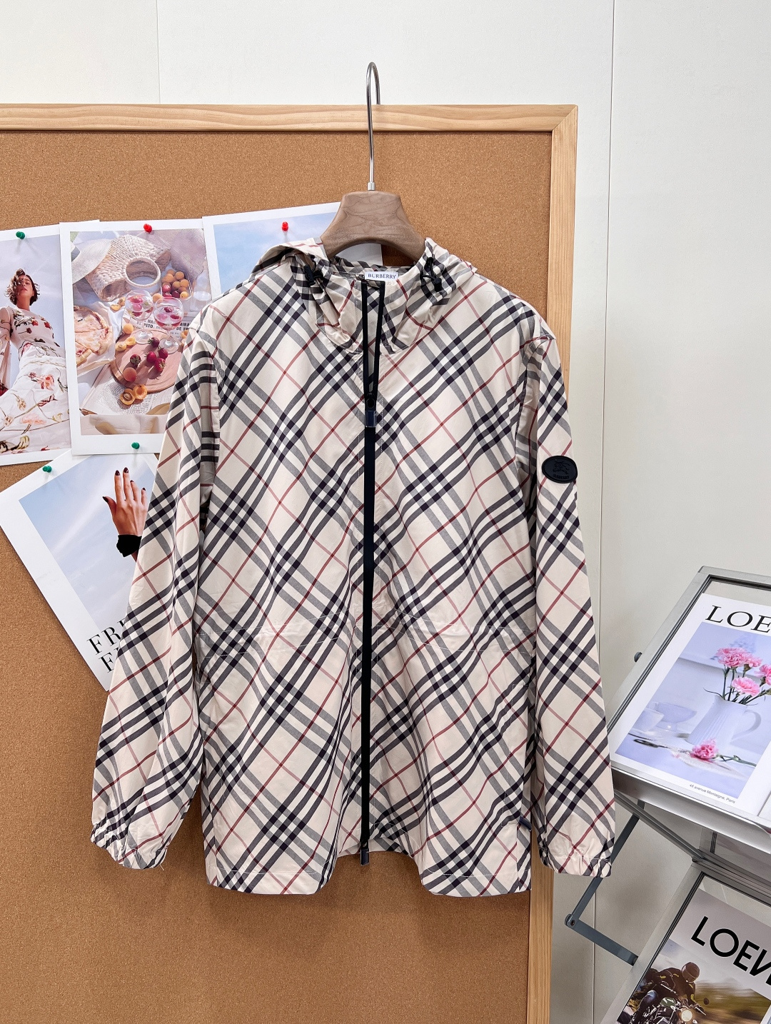 🆕Burberry复古格纹抽绳连帽外套，定制轻薄梭织防风面料，具备防泼水、透气防晒属性，重量轻盈，春夏抵