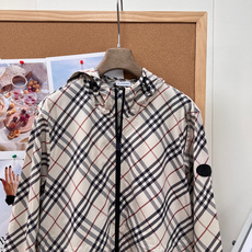 🆕Burberry复古格纹抽绳连帽外套,定制轻薄梭织防风面料,具备防泼水、透气防晒属性,重量轻盈,春夏抵 🆕Burberry复古格纹抽绳连帽外套,定制轻薄梭织防风面料,具备防泼水、透气防晒属性,重量轻盈,春夏抵