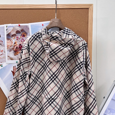 🆕Burberry复古格纹抽绳连帽外套,定制轻薄梭织防风面料,具备防泼水、透气防晒属性,重量轻盈,春夏抵 🆕Burberry复古格纹抽绳连帽外套,定制轻薄梭织防风面料,具备防泼水、透气防晒属性,重量轻盈,春夏抵