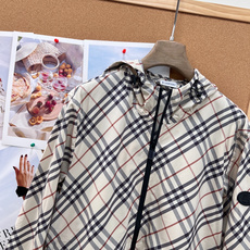 🆕Burberry复古格纹抽绳连帽外套,定制轻薄梭织防风面料,具备防泼水、透气防晒属性,重量轻盈,春夏抵 🆕Burberry复古格纹抽绳连帽外套,定制轻薄梭织防风面料,具备防泼水、透气防晒属性,重量轻盈,春夏抵