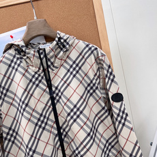 🆕Burberry复古格纹抽绳连帽外套,定制轻薄梭织防风面料,具备防泼水、透气防晒属性,重量轻盈,春夏抵 🆕Burberry复古格纹抽绳连帽外套,定制轻薄梭织防风面料,具备防泼水、透气防晒属性,重量轻盈,春夏抵