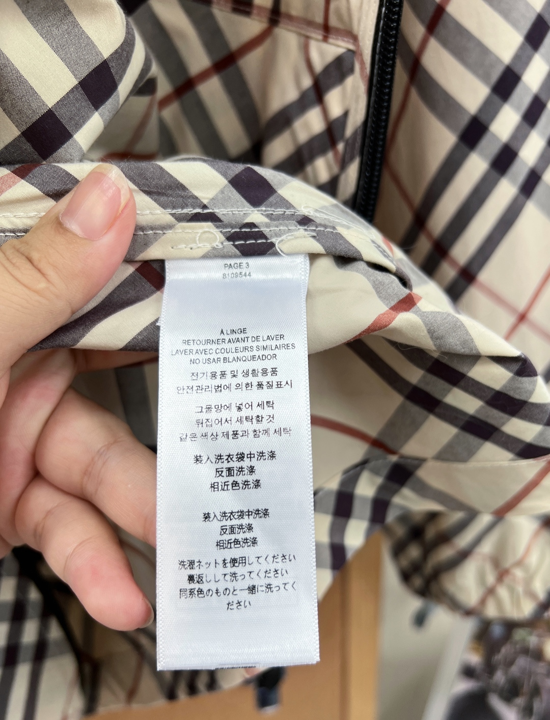 🆕Burberry复古格纹抽绳连帽外套,定制轻薄梭织防风面料,具备防泼水、透气防晒属性,重量轻盈,春夏抵 🆕Burberry复古格纹抽绳连帽外套,定制轻薄梭织防风面料,具备防泼水、透气防晒属性,重量轻盈,春夏抵