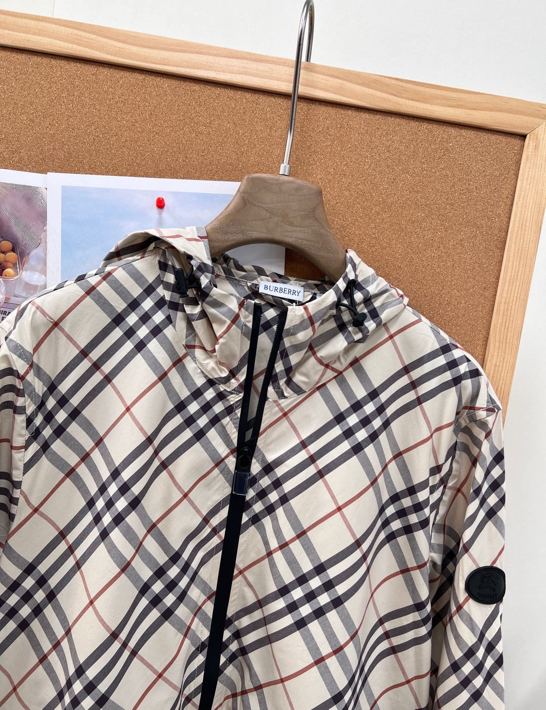 🆕Burberry复古格纹抽绳连帽外套,定制轻薄梭织防风面料,具备防泼水、透气防晒属性,重量轻盈,春夏抵 🆕Burberry复古格纹抽绳连帽外套,定制轻薄梭织防风面料,具备防泼水、透气防晒属性,重量轻盈,春夏抵