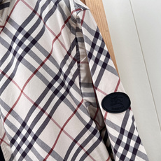 🆕Burberry复古格纹抽绳连帽外套,定制轻薄梭织防风面料,具备防泼水、透气防晒属性,重量轻盈,春夏抵 🆕Burberry复古格纹抽绳连帽外套,定制轻薄梭织防风面料,具备防泼水、透气防晒属性,重量轻盈,春夏抵