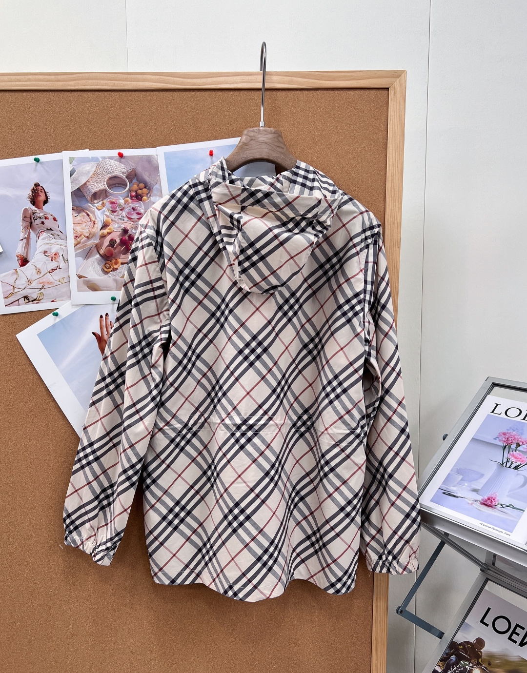 🆕Burberry复古格纹抽绳连帽外套,定制轻薄梭织防风面料,具备防泼水、透气防晒属性,重量轻盈,春夏抵 🆕Burberry复古格纹抽绳连帽外套,定制轻薄梭织防风面料,具备防泼水、透气防晒属性,重量轻盈,春夏抵