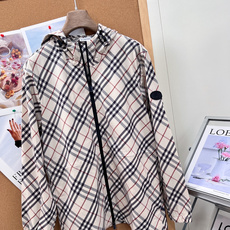 🆕Burberry复古格纹抽绳连帽外套,定制轻薄梭织防风面料,具备防泼水、透气防晒属性,重量轻盈,春夏抵 🆕Burberry复古格纹抽绳连帽外套,定制轻薄梭织防风面料,具备防泼水、透气防晒属性,重量轻盈,春夏抵