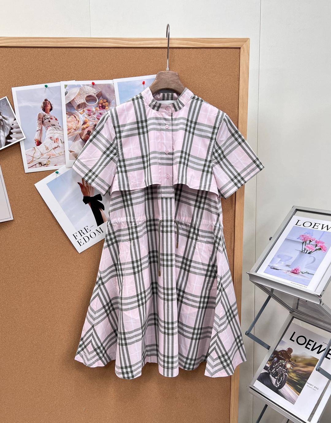 NO:924569,Burberry plaid cape patchwork waist dress, high-count cotton blended light fabric, breathable and skin-friendly, sun-proof and not stuffy, smooth texture and not easy to wrinkle, exclusive and comfortable fabric for spring and summer, not easy to fade after daily cleaning. -Classic plaid element The brand's iconic retro plaid is all printed, and two colors of classic camel and gentle pink are launched, British retro tones, low-key and luxurious, fully recognizable. -Cutting design highlights - Small stand-up collar and half-breasted design, simple and gentle, modifying the neck line; -  The double-layer cape-style splicing on the shoulders cleverly blocks arm fat and enriches the layers of the skirt; - The invisible drawstring at the waist can be adjusted freely, tightening it to make you taller and slimming, loosening it to make it lazy and relaxed; - Loose A-line tailoring with a wide hem, which accommodates short hips, thick legs and other body shortcomings, and gives you a sense of elegance when walking; - Short sleeves + invisible pockets on both sides, taking into account both refreshing feeling and practicality.  - You can wear it alone to go out, and it is suitable for matching with leather shoes, sandals, and white shoes; it is suitable for commuting, beach vacations, afternoon tea dates, and shopping. It is full of age-reducing girlishness. - The original 1:1 benchmarking development, neat plaid alignment, neat and fine routing, multiple sizes available in stock, no matter the height or short body shape. Complete three standards, two colors!  Size sml code,,burberry,sandals,skirts,T-shirt,19860909Burberry格纹斗篷拼接收腰连衣裙,高支棉混纺轻薄面料,透气亲肤,防晒不闷汗,肌理顺滑不易起皱,春夏专属舒适面料,日常清洗不易掉色. -经典格纹元素品牌标志性复古格纹满印,推出经典驼色、温柔粉色两款配色,英伦复古调性,低调轻奢,辨识度十足. -剪裁设计亮点 - 小立领半排扣设计,简约温婉,修饰颈部线条； - 肩部双层斗篷式拼接,巧妙遮挡手臂赘肉,丰富裙身层次； - 腰部隐形抽绳,可自由调节松紧,收紧显高显瘦,松开慵懒松弛； - 宽松A字大摆剪裁,包容胯宽、腿粗等身材短板,行走自带飘逸感； - 短袖+两侧隐形插袋,兼顾清爽感与实用性. -单穿即可出门,搭配皮鞋、凉鞋、小白鞋都适配；通勤、海边度假、下午茶约会、逛街都合适,减龄少女感十足. -原版1:1对标开发,格纹对位工整,走线工整精细,多尺码现货供应,不挑高矮身形.三标齐全,两色出！ 尺码sml 编码,,burberry,sandals,skirts,T-shirt,,Women's clothing