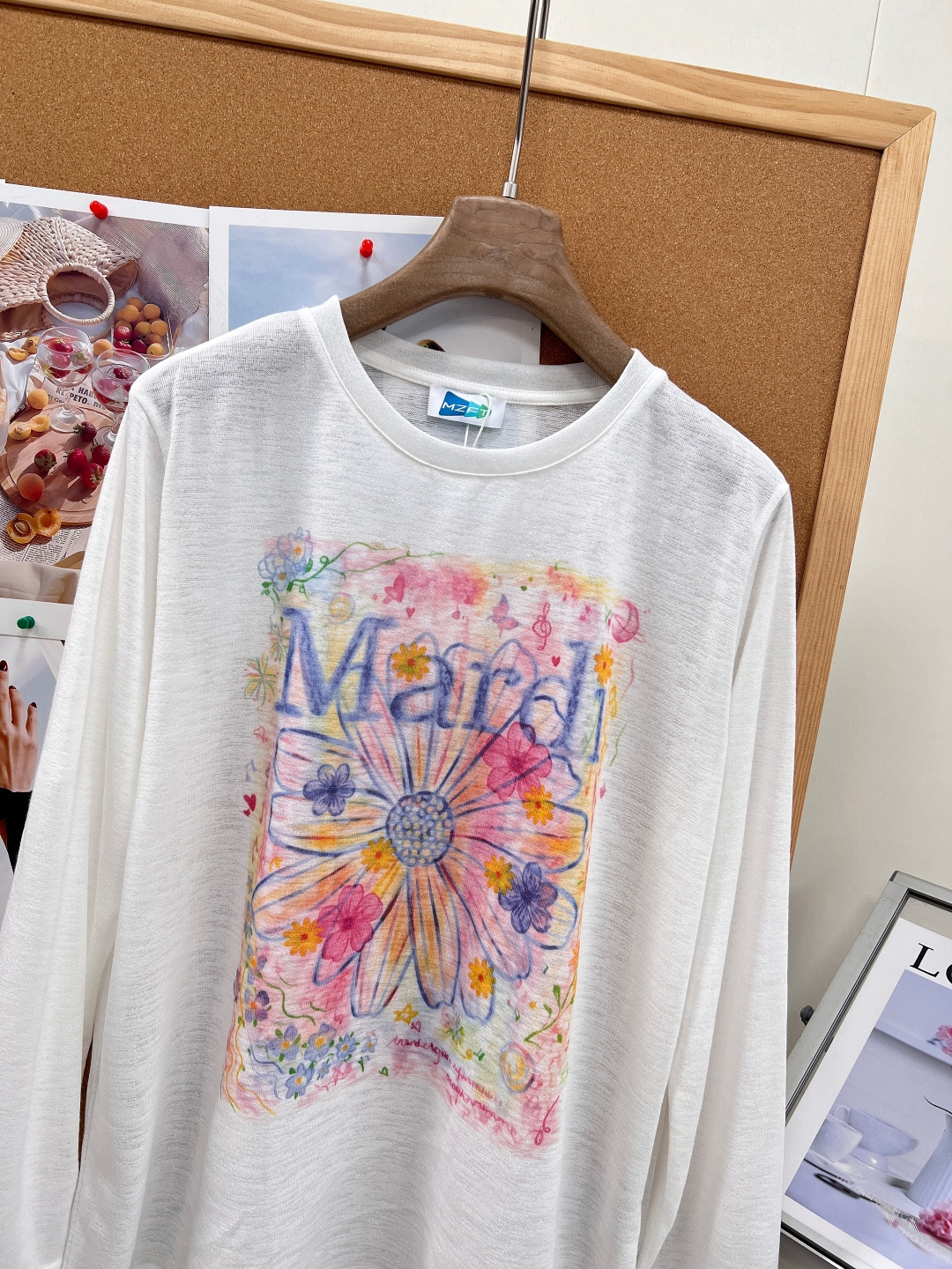 🆕Mardi新款手绘雏菊防晒长袖T恤罩衫，原创水彩手绘雏菊图案，多层晕染彩色花卉搭配品牌Mardi字母、