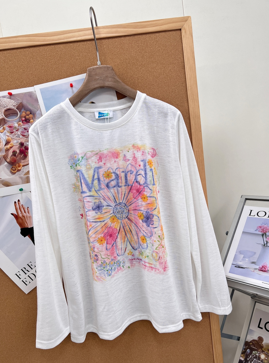 🆕Mardi新款手绘雏菊防晒长袖T恤罩衫，原创水彩手绘雏菊图案，多层晕染彩色花卉搭配品牌Mardi字母、