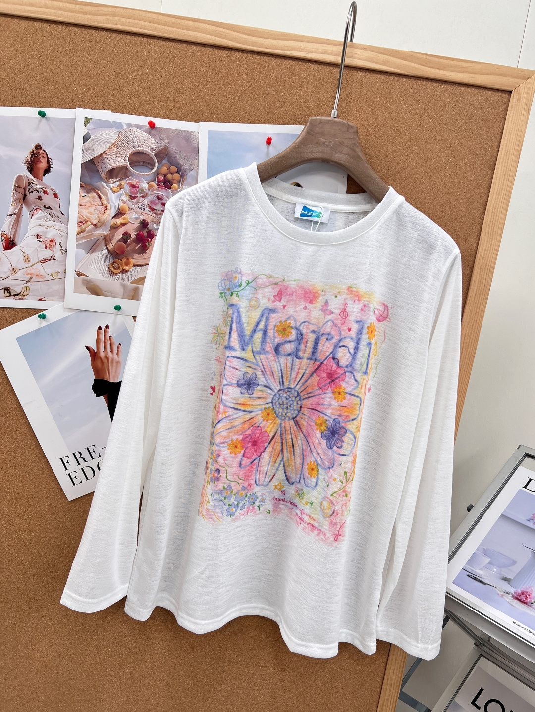🆕Mardi新款手绘雏菊防晒长袖T恤罩衫，原创水彩手绘雏菊图案，多层晕染彩色花卉搭配品牌Mardi字母、