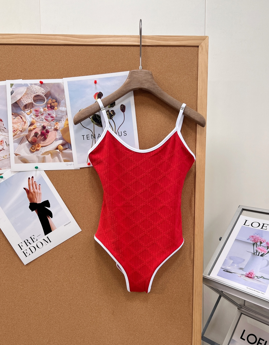 NO:928554,26 spring and summer Chanel retro red diamond one-piece swimsuit｜Seaside ceiling, French light luxury vacation items are new!  The retro red color comes with a retro film filter, and the brand's classic rhombus jacquard texture is hidden all over the body. It is low-key and high-end without being exaggerated. The clean white contrasting edges outline the outline of the body, and the layering is instantly full. The thin suspenders are matched with the brand's metal adjustment buckles, and the length of the shoulder straps can be adjusted freely. It can be perfectly suitable for both slip-on and wide shoulders. High-elastic waterproof and skin-friendly fabric, close to the skin without being tight, and a slim cut that fits the curve, gently outlines the waist and hip lines, looks slim and highlights the body proportions.  Suitable for swimming pool photos, island vacations, and beach trips. The bright red is perfect for cool white skin. Every time you take a photo, you will feel like a wealthy daughter. It is classic and never goes out of style. It is a must-have for your vacation wardrobe!  All three standards are complete, and the goods will be shipped in large quantities!  size sml code,,chanel,swimsuits,1986090926春夏Chanel复古红菱格连体泳衣｜海边出片天花板 法式轻奢度假单品上新！复古正红自带复古胶片滤镜,全身暗藏品牌经典菱格提花肌理,低调高级不浮夸. 干净白撞色包边勾勒衣身轮廓,层次感瞬间拉满,细吊带搭配品牌金属调节扣,自由调节肩带长度,溜肩、宽肩都能完美适配. 高弹防水亲肤面料,贴肤不紧绷,贴合曲线的修身剪裁,温柔勾勒腰臀线条,显瘦又凸显身材比例. 泳池拍照、海岛度假、沙滩出行都适配,明艳红超衬冷白皮,随手一拍都是富家千金氛围感,经典永不过时,度假衣橱必备！三标齐全,大货出！ 尺码sml 编码,,chanel,swimsuits,,Women's clothing