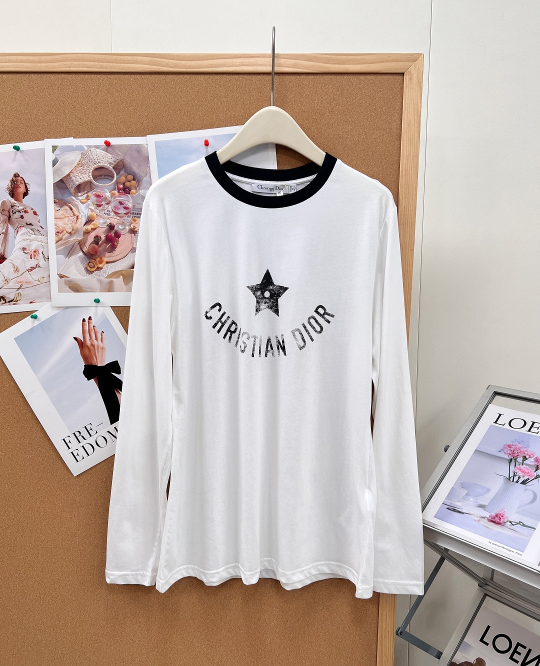 NO:928536,DIOR26 spring and summer five-star distressed printed long-sleeved T-shirt, retro iconic print, brand letters surrounding the arc in the chest + distressed white five-pointed star print in the center, washed mottled ink technology, no cracking or falling off after long-term washing, full of retro American atmosphere; the collar is made of contrasting ribbed edges, reinforced seams are not easy to loosen after long-term wear, and small details enhance the exquisite texture.  - Customized high-count soft and waxy pure cotton fabric, soft and skin-friendly with breathable pores. The long sleeves can be used as a summer sun protection blouse to block ultraviolet rays. It has a moderate drape and is not easy to wrinkle and deform. It can be worn in all seasons and is not bulky in autumn and winter.  -Standard slightly loose tailoring, the shoulder line fits naturally without weighing the shoulders, the length is just right without weighing down the body; three sizes S/M/L are available, the shoulder and bust sizes are loose and moderate, the upper body is neat and not tight, hides arm fat, and can be worn by both men and women.  -The two basic colors of black and white are suitable for all bottoms, and can be matched with denim trousers, casual skirts, and suits. It is suitable for daily commuting, shopping, and short vacations. It is simple and refreshing when worn alone, and layered with jackets to enhance the layering. It is a low-key and noble daily luxury item. Complete with three standards and two colors!  Size sml code,,dior,skirts,jackets & coats,tees,t-shirt,business suit,19860909DIOR26春夏五星做旧印花长袖T恤,复古标志性印花,胸前弧形环绕品牌字母+中心做旧磨白五角星印花,水洗斑驳油墨工艺,久洗不开裂不脱落,复古美式氛围十足；领口采用撞色罗纹包边,加固锁边久穿不易松垮,小细节提升精致质感. -定制高支软糯纯棉面料,柔软亲肤自带透气孔隙,长袖可作为夏日防晒罩衫,隔绝紫外线；垂感适中不易起皱变形,四季可穿,秋冬内搭不臃肿. -标准微宽松剪裁,肩线自然贴合不压肩,衣长恰到好处不压个子；S/M/L三码齐全,肩、胸围尺寸宽松有度,上身利落不紧绷,藏住手臂赘肉,男女都能驾驭. -黑白两大基础色系适配所有下装,牛仔长裤、休闲裙、西装都可搭配；日常通勤、逛街出游、短途度假都适配,单穿简约清爽,叠穿外套提升穿搭层次感,低调显贵的轻奢日常单品.三标齐全,两色出！ 尺码sml 编码,,dior,skirts,jackets & coats,tees，t-shirt,business suit,,Women's clothing