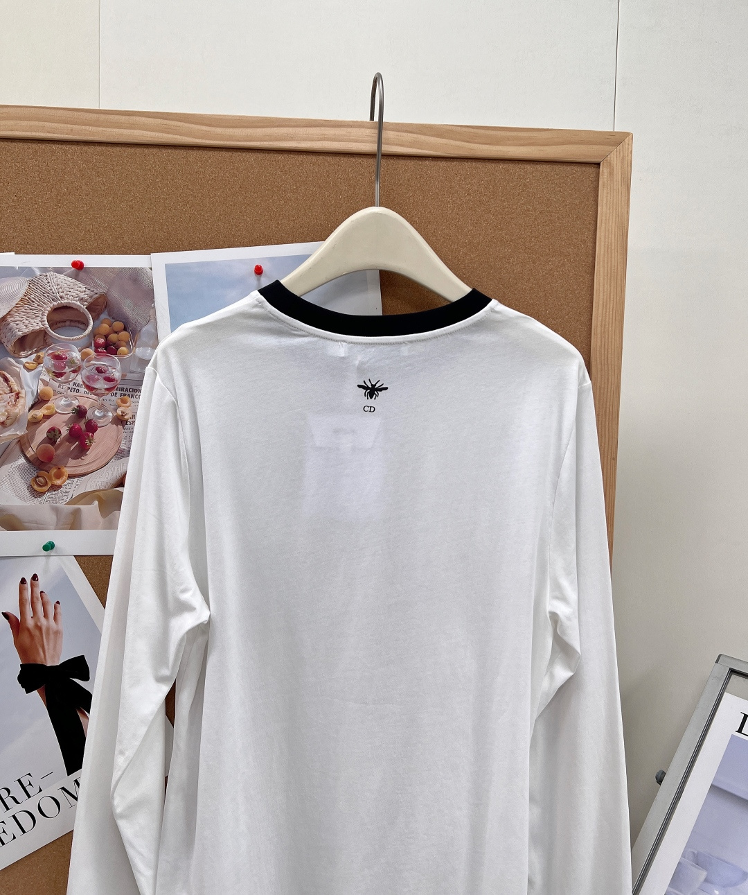 🆕DIOR26春夏五星做旧印花长袖T恤,复古标志性印花,胸前弧形环绕品牌字母+中心做旧磨白五角星印花,水 🆕DIOR26春夏五星做旧印花长袖T恤,复古标志性印花,胸前弧形环绕品牌字母+中心做旧磨白五角星印花,水