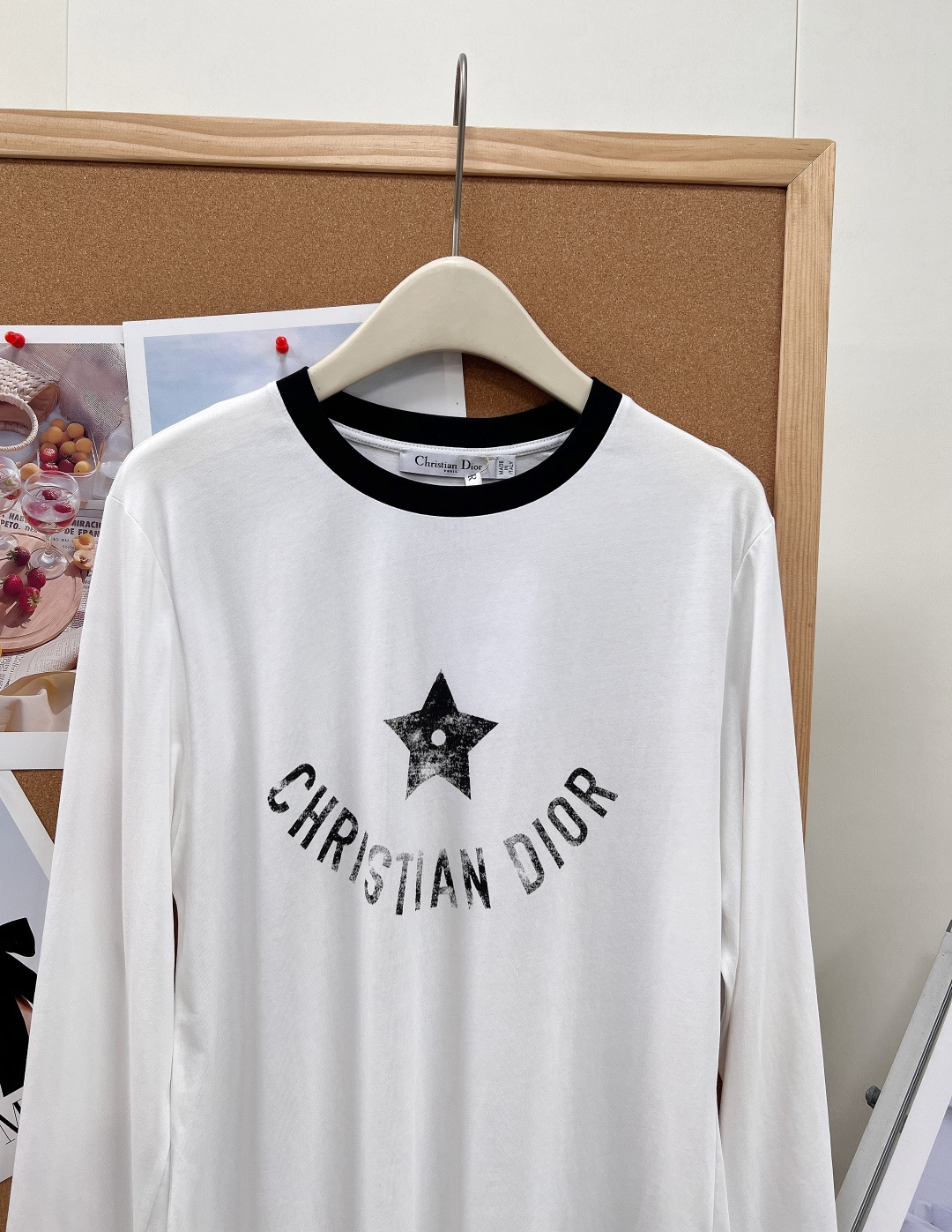 🆕DIOR26春夏五星做旧印花长袖T恤,复古标志性印花,胸前弧形环绕品牌字母+中心做旧磨白五角星印花,水 🆕DIOR26春夏五星做旧印花长袖T恤,复古标志性印花,胸前弧形环绕品牌字母+中心做旧磨白五角星印花,水