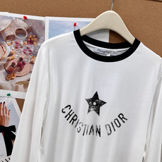 🆕DIOR26春夏五星做旧印花长袖T恤,复古标志性印花,胸前弧形环绕品牌字母+中心做旧磨白五角星印花,水 🆕DIOR26春夏五星做旧印花长袖T恤,复古标志性印花,胸前弧形环绕品牌字母+中心做旧磨白五角星印花,水