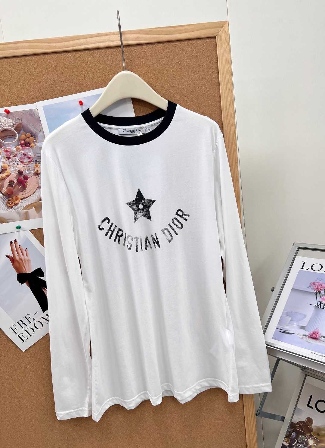 🆕DIOR26春夏五星做旧印花长袖T恤,复古标志性印花,胸前弧形环绕品牌字母+中心做旧磨白五角星印花,水 🆕DIOR26春夏五星做旧印花长袖T恤,复古标志性印花,胸前弧形环绕品牌字母+中心做旧磨白五角星印花,水