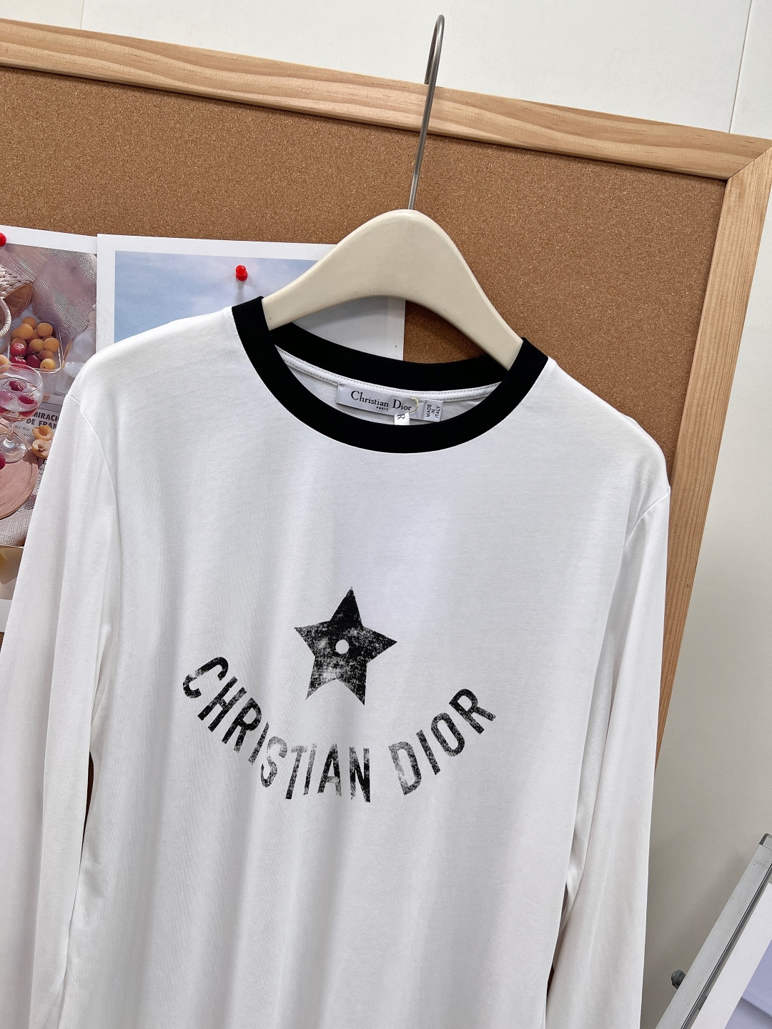 🆕DIOR26春夏五星做旧印花长袖T恤,复古标志性印花,胸前弧形环绕品牌字母+中心做旧磨白五角星印花,水 🆕DIOR26春夏五星做旧印花长袖T恤,复古标志性印花,胸前弧形环绕品牌字母+中心做旧磨白五角星印花,水