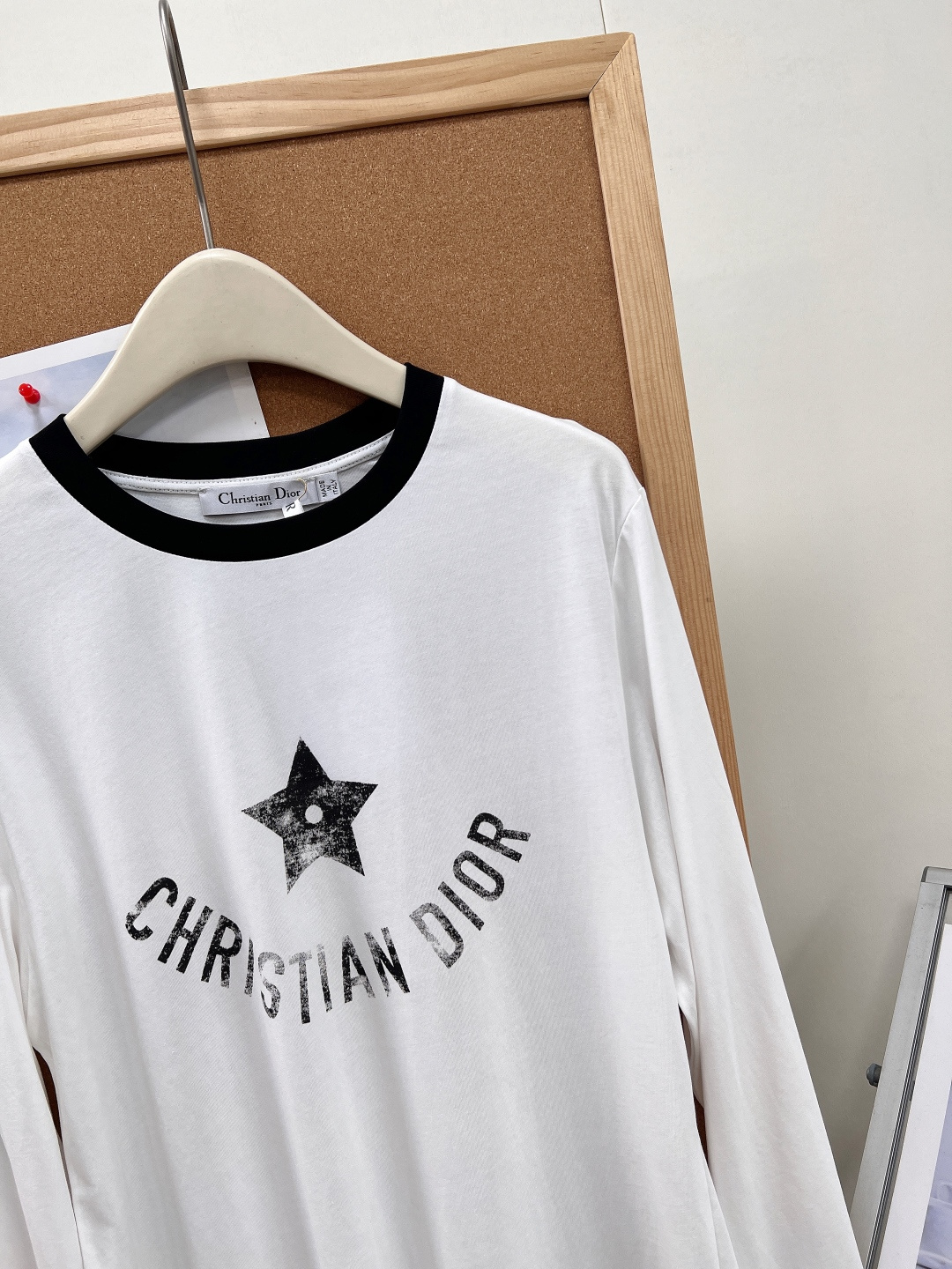 🆕DIOR26春夏五星做旧印花长袖T恤,复古标志性印花,胸前弧形环绕品牌字母+中心做旧磨白五角星印花,水 🆕DIOR26春夏五星做旧印花长袖T恤,复古标志性印花,胸前弧形环绕品牌字母+中心做旧磨白五角星印花,水