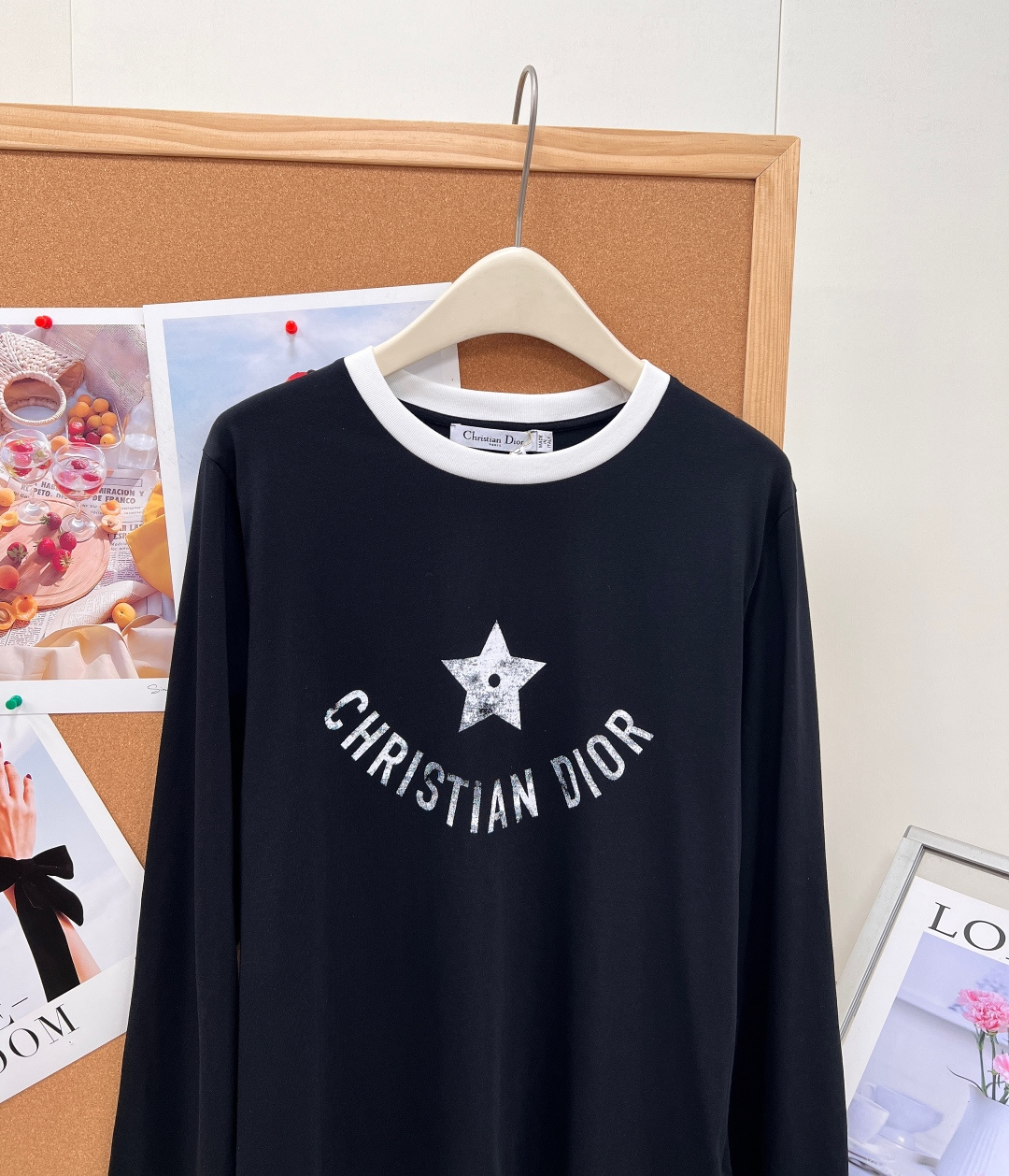 🆕DIOR26春夏五星做旧印花长袖T恤,复古标志性印花,胸前弧形环绕品牌字母+中心做旧磨白五角星印花,水 🆕DIOR26春夏五星做旧印花长袖T恤,复古标志性印花,胸前弧形环绕品牌字母+中心做旧磨白五角星印花,水