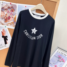 🆕DIOR26春夏五星做旧印花长袖T恤,复古标志性印花,胸前弧形环绕品牌字母+中心做旧磨白五角星印花,水 🆕DIOR26春夏五星做旧印花长袖T恤,复古标志性印花,胸前弧形环绕品牌字母+中心做旧磨白五角星印花,水