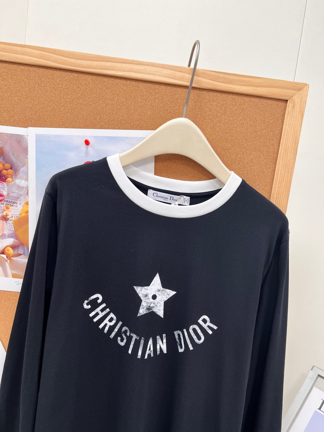 🆕DIOR26春夏五星做旧印花长袖T恤,复古标志性印花,胸前弧形环绕品牌字母+中心做旧磨白五角星印花,水 🆕DIOR26春夏五星做旧印花长袖T恤,复古标志性印花,胸前弧形环绕品牌字母+中心做旧磨白五角星印花,水