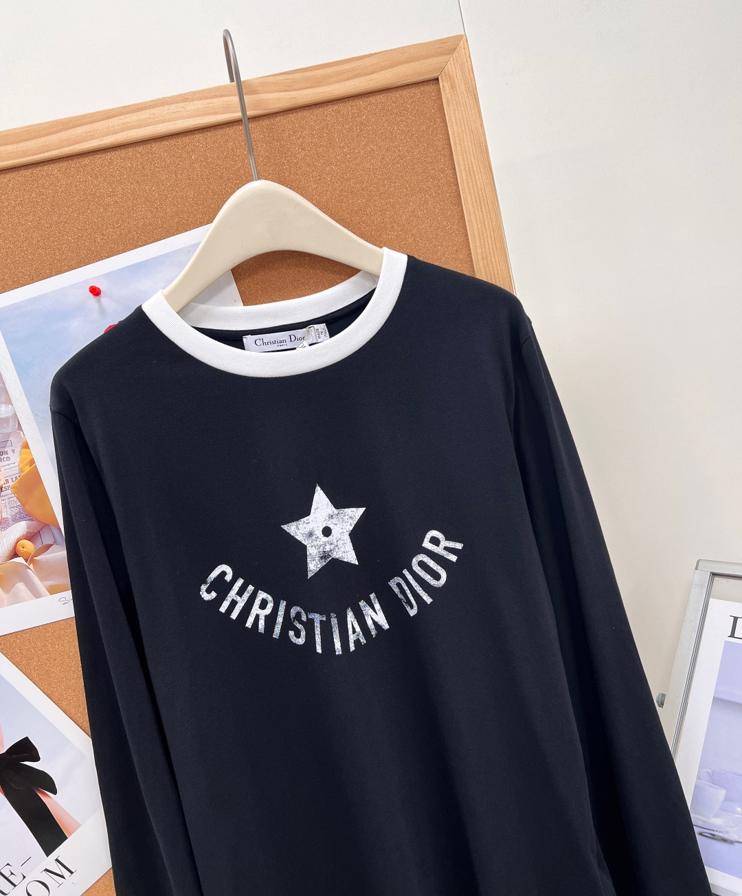 🆕DIOR26春夏五星做旧印花长袖T恤,复古标志性印花,胸前弧形环绕品牌字母+中心做旧磨白五角星印花,水 🆕DIOR26春夏五星做旧印花长袖T恤,复古标志性印花,胸前弧形环绕品牌字母+中心做旧磨白五角星印花,水